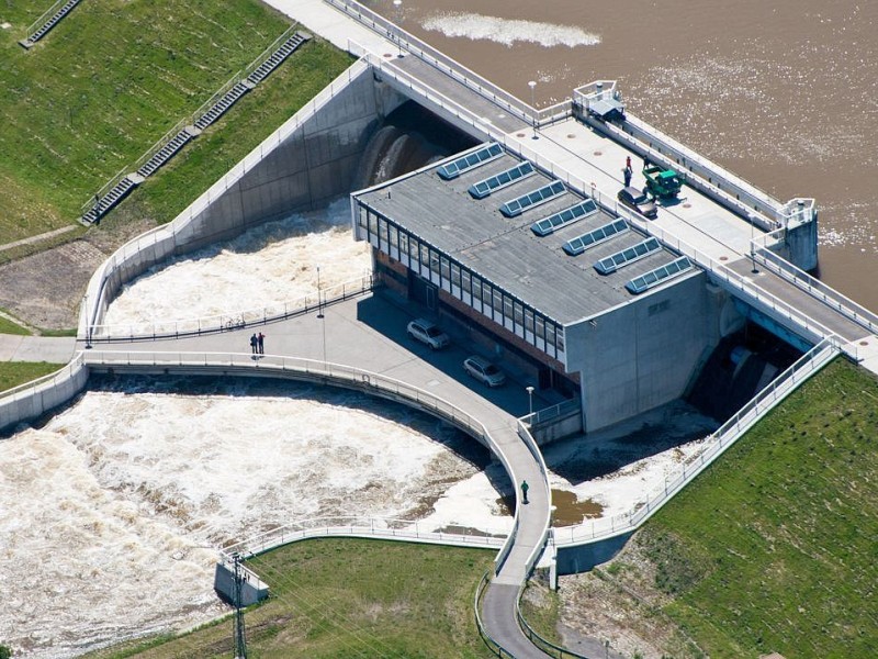 Das Hochwasser der Spree strömte Mittwoch aus dem Überlauf der Spremberger Talsperre in Brandenburg. Der...