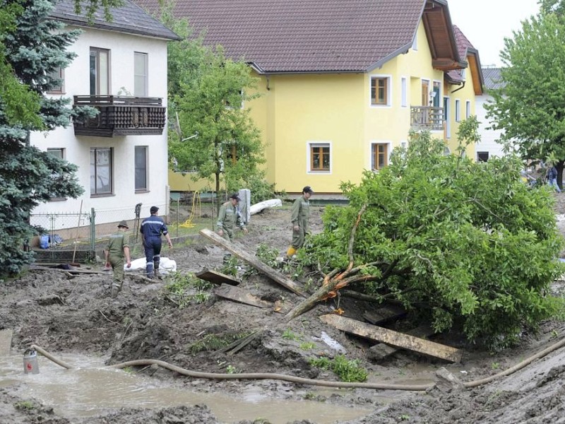 ...Österreicher begannen mit den Aufräum-Arbeiten, etwa...