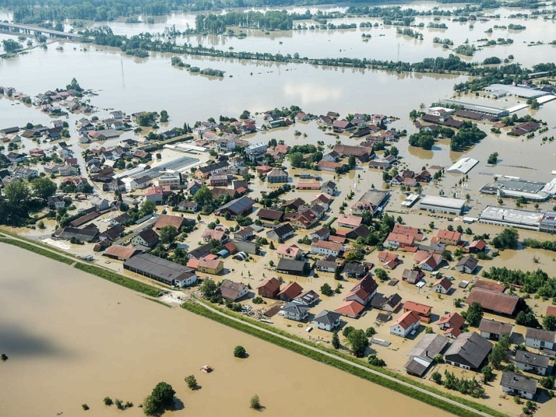 ...Ortsteil Fischerdorf in Deggendorf steht komplett unter Wasser. Im...