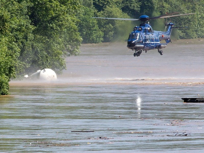 ...Gastank trieb bei Königstein in Sachsen in den Elbe-Fluten. Ein Hubschraubers der Bundespolizei blies den Tank mit dem Wind seiner Rotorblätter ans Ufer, wo ihn Anwohner vertäuten. In...
