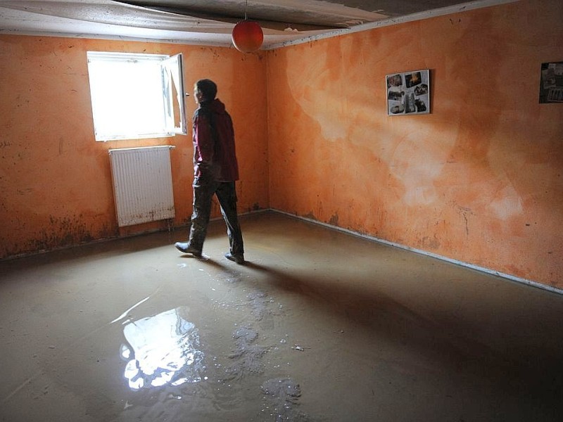 ...in bayerischen Kolbermoor bei Rosenheim begutachten Menschen die Schäden des Hochwassers. Dieser Keller war bis zur Decke überflutet. Die...