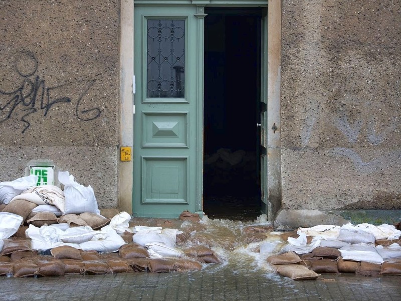 Sandsäcke sollen das Wasser aus dem Haus an der Leipziger Straße in Dresden-Pieschen (Sachsen) abhalten.