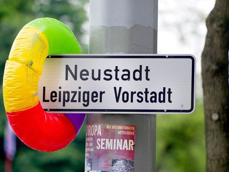 Über dem Schild in der Leipziger Vorstadt hängt ein bunter, aufblasbarer Schwimmring. Warum er wohl dort hingehangen wurde....