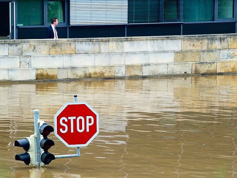 Die Ampel mit dem Stop-Schild ist fast komplett versunken in den Fluten des Hochwassers der Elbe in Dresden.
