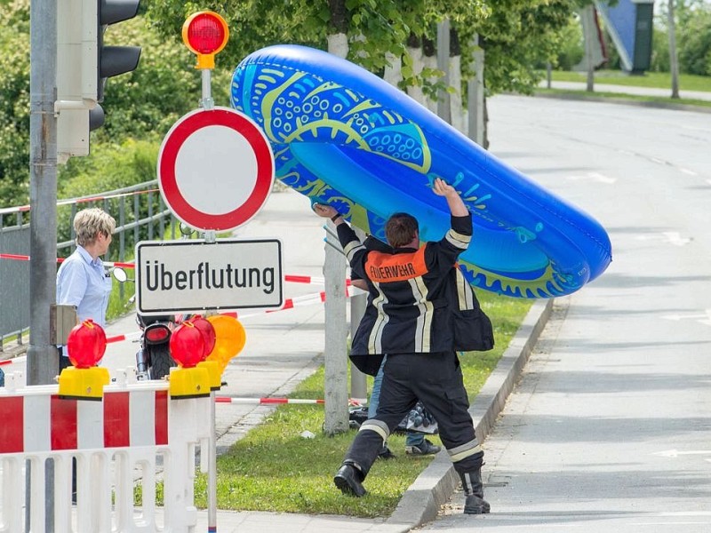 Ein Feuerwehrmann trägt am ein Schlauchboot.