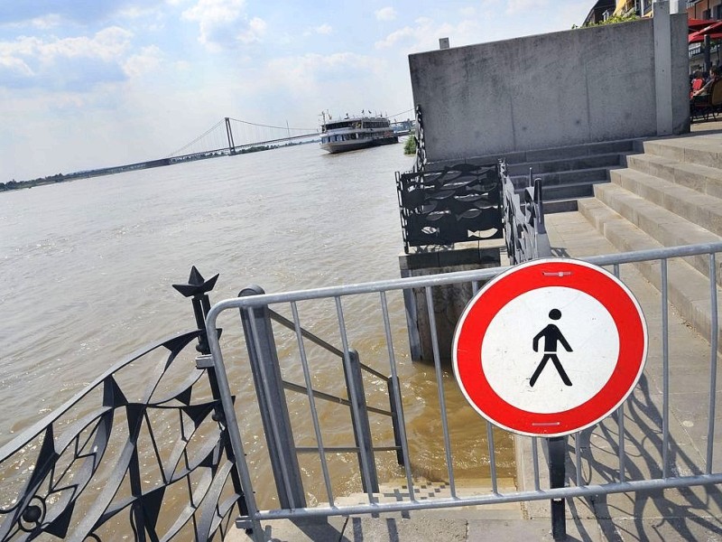 In Emmerich steht der Rhein schon so hoch, dass die untere Promenade für Fußgänger gesperrt worden ist...
