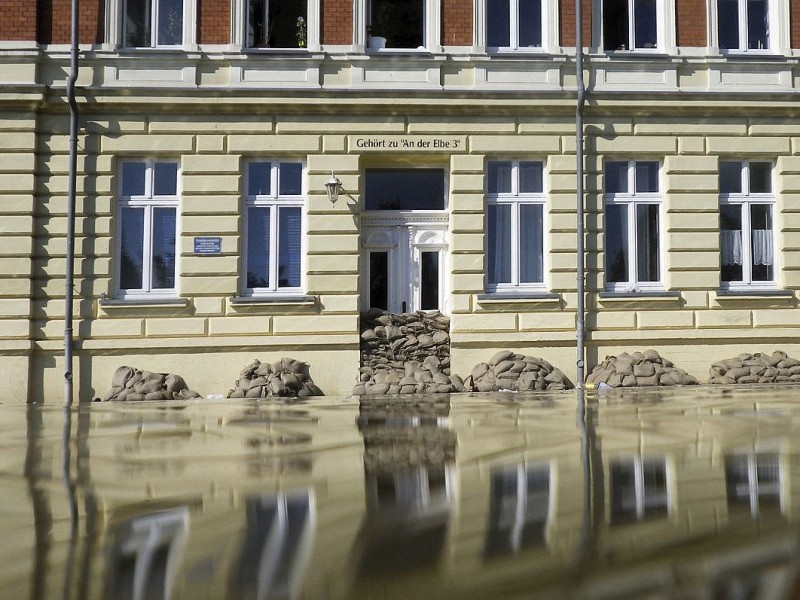Dieses Haus in Magdeburg-Buckau wurde mit Sandsäcken auf die Flut vorbereitet.