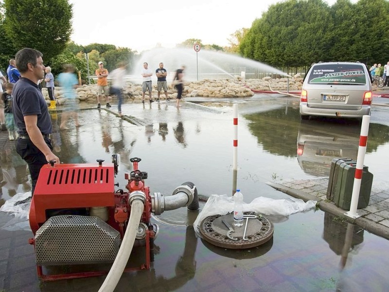 Das Hochwasser hält Deutschland weiter in Atem. Die vielen Helfer kommen an ihre körperlichen Grenzen, während die Flutwelle weiterhin durch Deutschland zieht.