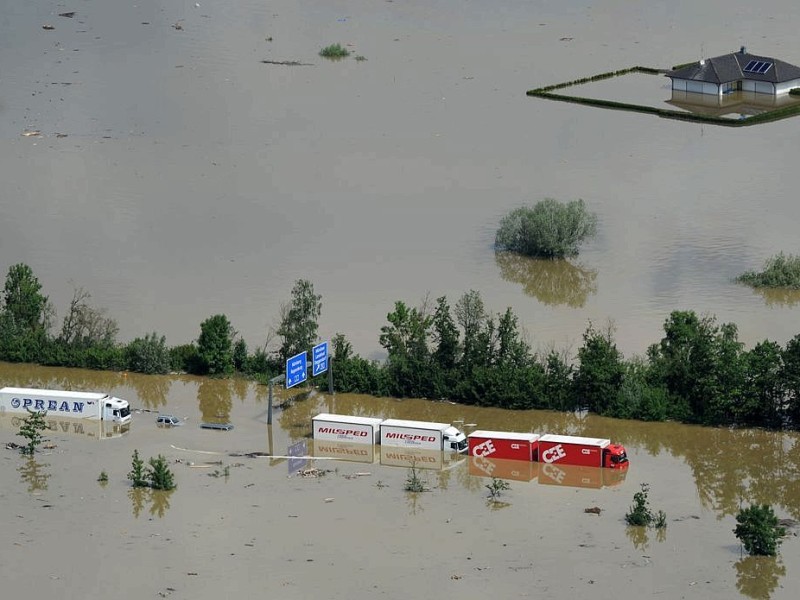 Das Hochwasser hält Deutschland weiter in Atem. Die vielen Helfer kommen an ihre körperlichen Grenzen, während die Flutwelle weiterhin durch Deutschland zieht.