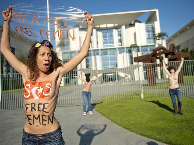 Vor dem Bundeskanzleramt in Berlin protestieren Femen-Aktivistinnen für die Freilassung einer in Tunesien inhaftierten Kameradin.