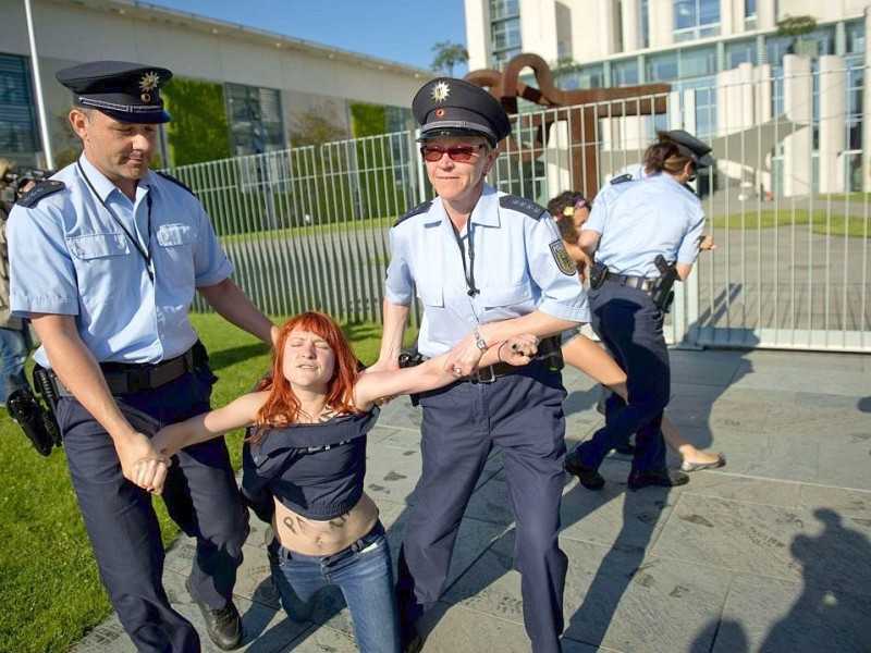 Vor dem Bundeskanzleramt in Berlin protestieren Femen-Aktivistinnen für die Freilassung einer in Tunesien inhaftierten Kameradin.