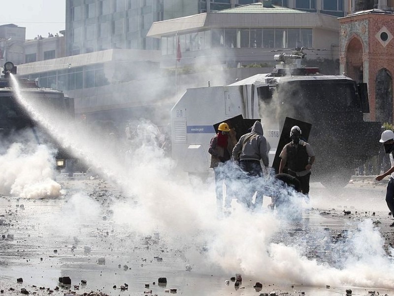 Erneut geht die türkische Polizei gegen Demonstranten vor. In Istanbul stürmten die Einsatzkräfte die Barrikaden auf dem Taksim-Platz.