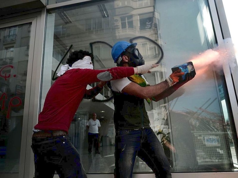 Erneut geht die türkische Polizei gegen Demonstranten vor. In Istanbul stürmten die Einsatzkräfte die Barrikaden auf dem Taksim-Platz.