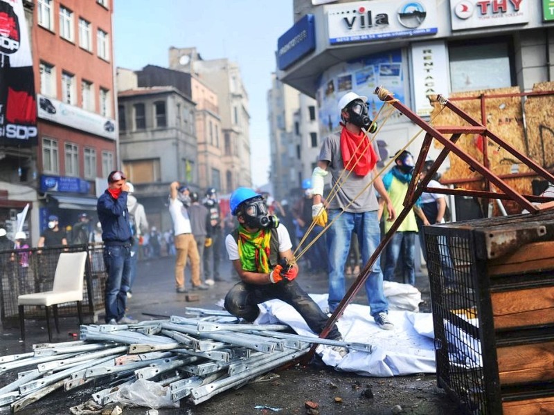 Erneut geht die türkische Polizei gegen Demonstranten vor. In Istanbul stürmten die Einsatzkräfte die Barrikaden auf dem Taksim-Platz.