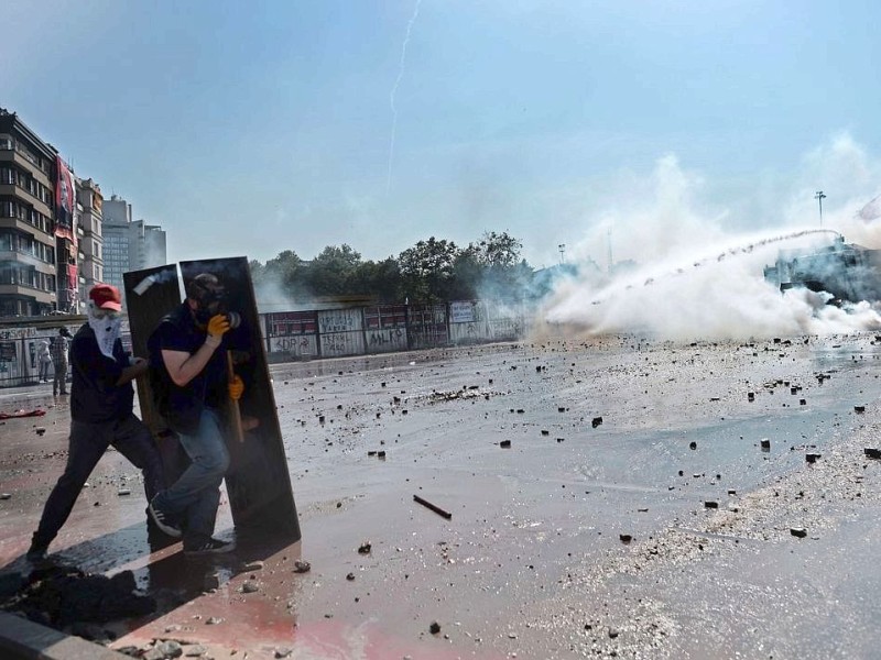 Erneut geht die türkische Polizei gegen Demonstranten vor. In Istanbul stürmten die Einsatzkräfte die Barrikaden auf dem Taksim-Platz.