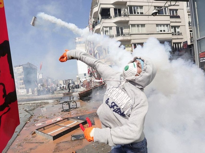 Erneut geht die türkische Polizei gegen Demonstranten vor. In Istanbul stürmten die Einsatzkräfte die Barrikaden auf dem Taksim-Platz.