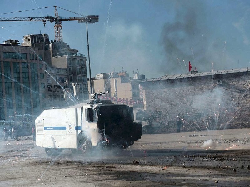 Erneut geht die türkische Polizei gegen Demonstranten vor. In Istanbul stürmten die Einsatzkräfte die Barrikaden auf dem Taksim-Platz.