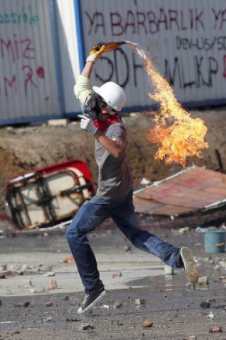 Erneut geht die türkische Polizei gegen Demonstranten vor. In Istanbul stürmten die Einsatzkräfte die Barrikaden auf dem Taksim-Platz.