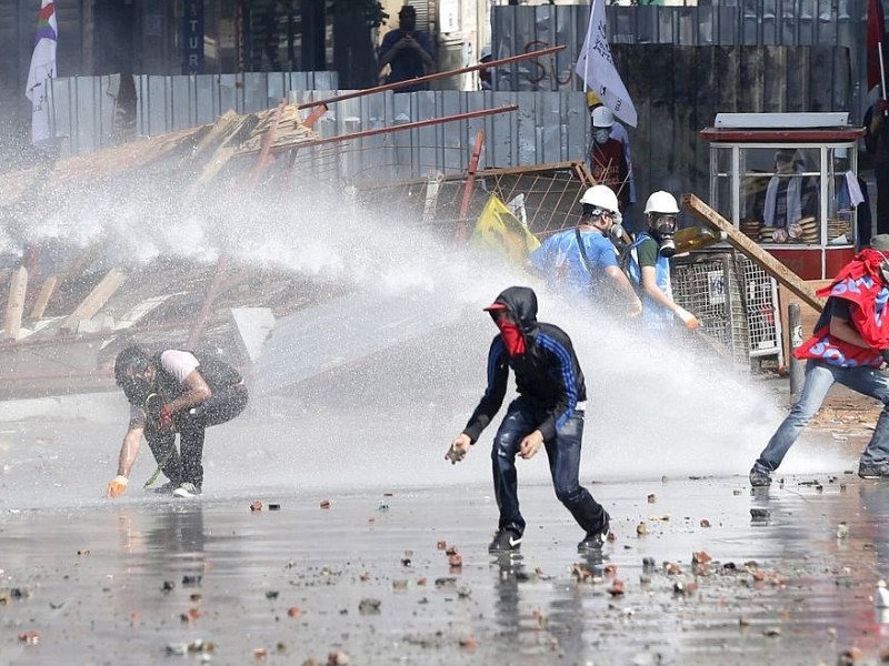 Erneut geht die türkische Polizei gegen Demonstranten vor. In Istanbul stürmten die Einsatzkräfte die Barrikaden auf dem Taksim-Platz.