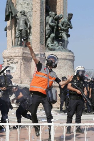 Erneut geht die türkische Polizei gegen Demonstranten vor. In Istanbul stürmten die Einsatzkräfte die Barrikaden auf dem Taksim-Platz.