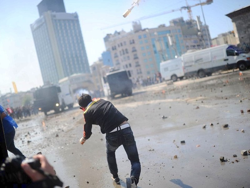 Erneut geht die türkische Polizei gegen Demonstranten vor. In Istanbul stürmten die Einsatzkräfte die Barrikaden auf dem Taksim-Platz.