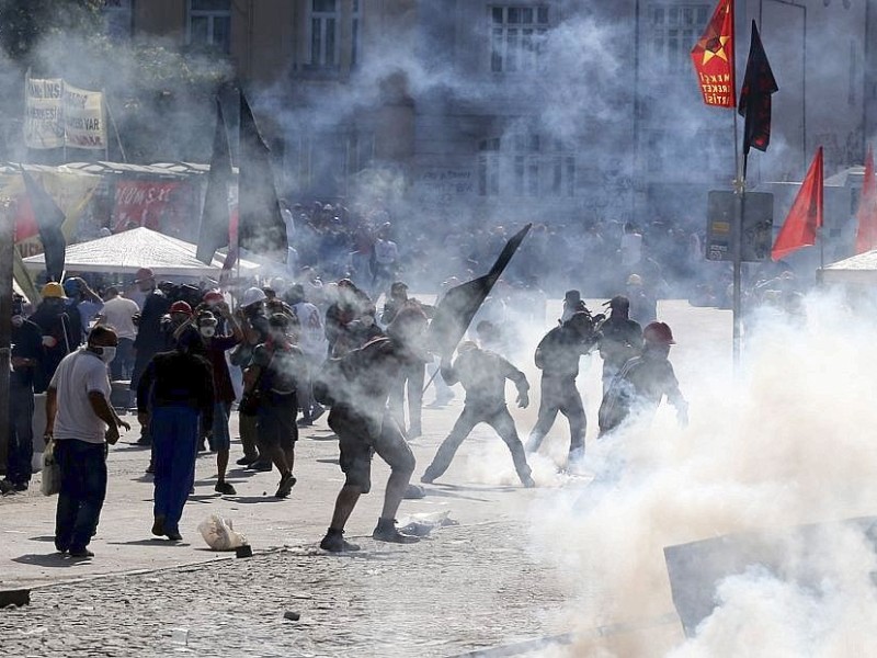 Erneut geht die türkische Polizei gegen Demonstranten vor. In Istanbul stürmten die Einsatzkräfte die Barrikaden auf dem Taksim-Platz.