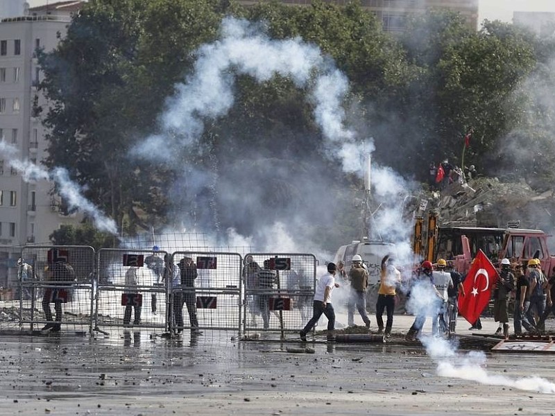 Erneut geht die türkische Polizei gegen Demonstranten vor. In Istanbul stürmten die Einsatzkräfte die Barrikaden auf dem Taksim-Platz.