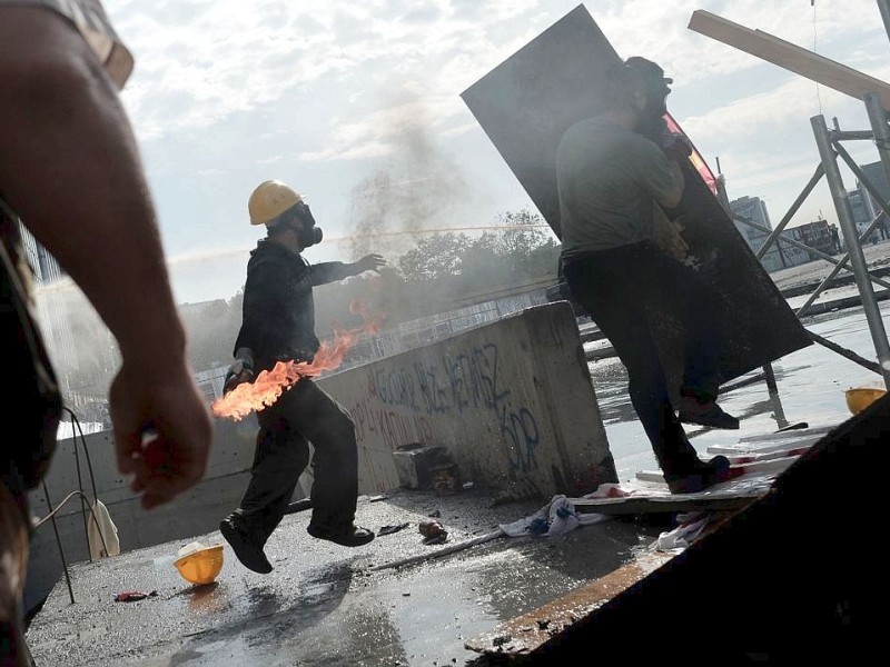 Erneut geht die türkische Polizei gegen Demonstranten vor. In Istanbul stürmten die Einsatzkräfte die Barrikaden auf dem Taksim-Platz.