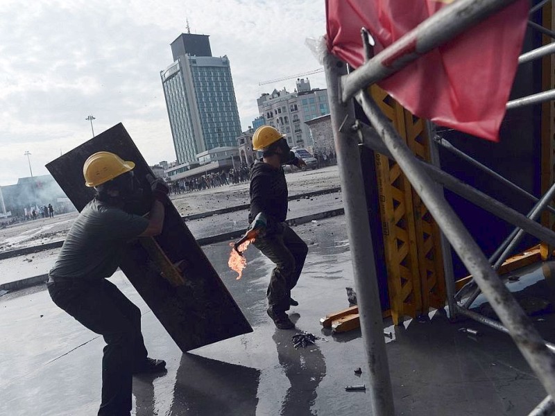 Erneut geht die türkische Polizei gegen Demonstranten vor. In Istanbul stürmten die Einsatzkräfte die Barrikaden auf dem Taksim-Platz.