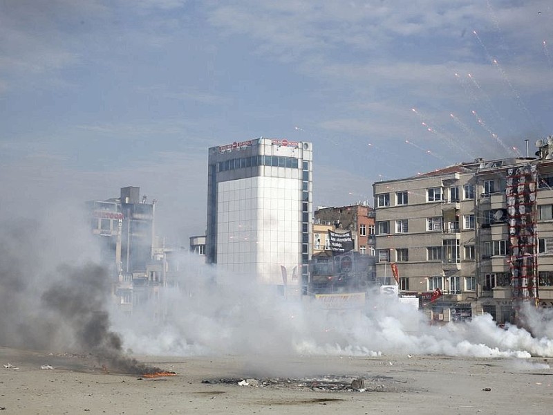 Erneut geht die türkische Polizei gegen Demonstranten vor. In Istanbul stürmten die Einsatzkräfte die Barrikaden auf dem Taksim-Platz.