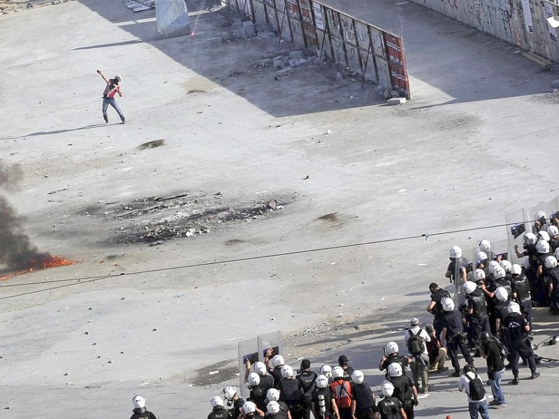 Erneut geht die türkische Polizei gegen Demonstranten vor. In Istanbul stürmten die Einsatzkräfte die Barrikaden auf dem Taksim-Platz.