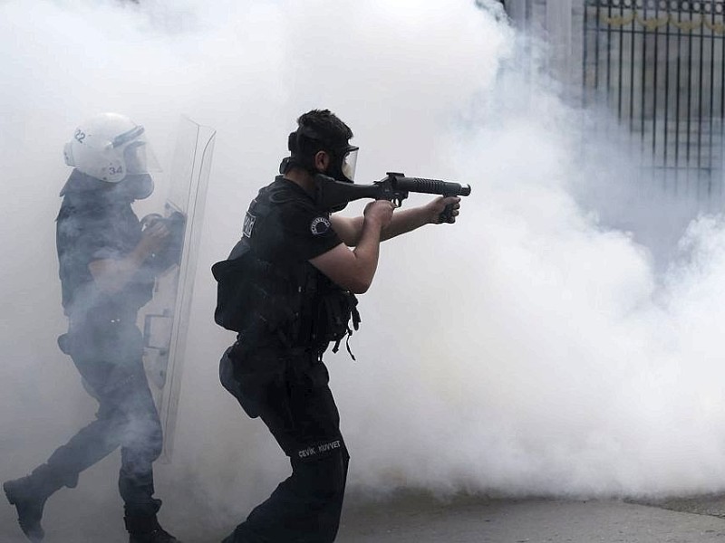 Erneut geht die türkische Polizei gegen Demonstranten vor. In Istanbul stürmten die Einsatzkräfte die Barrikaden auf dem Taksim-Platz.