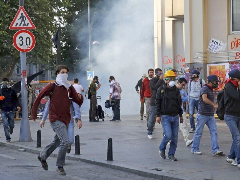 Erneut geht die türkische Polizei gegen Demonstranten vor. In Istanbul stürmten die Einsatzkräfte die Barrikaden auf dem Taksim-Platz.