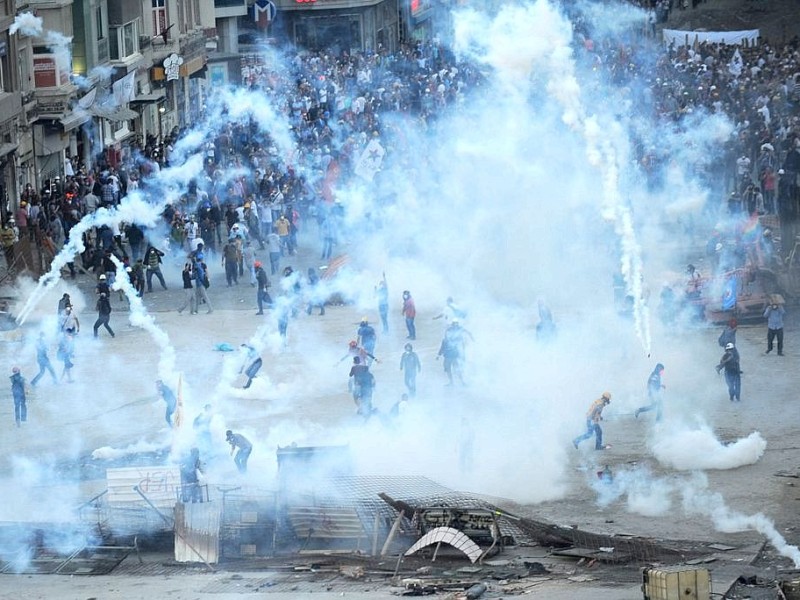 Erneut geht die türkische Polizei gegen Demonstranten vor. In Istanbul stürmten die Einsatzkräfte die Barrikaden auf dem Taksim-Platz.