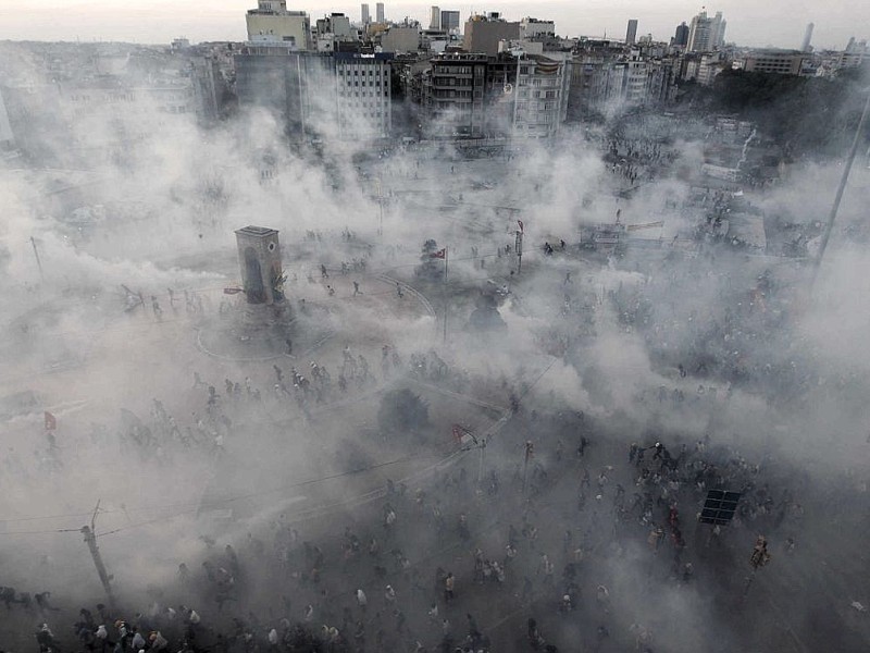 Erneut geht die türkische Polizei gegen Demonstranten vor. In Istanbul stürmten die Einsatzkräfte die Barrikaden auf dem Taksim-Platz.