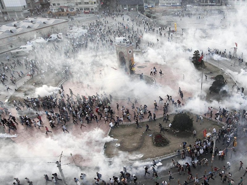 Erneut geht die türkische Polizei gegen Demonstranten vor. In Istanbul stürmten die Einsatzkräfte die Barrikaden auf dem Taksim-Platz.