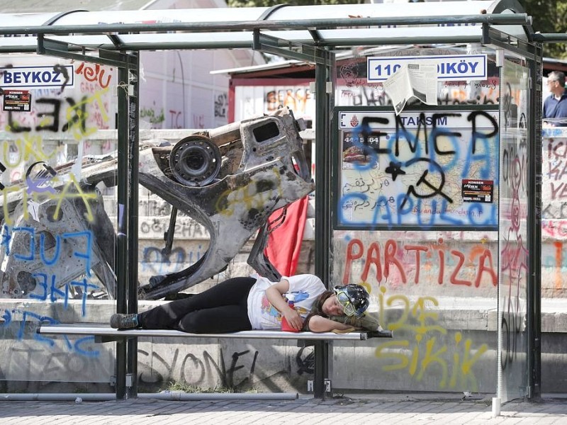 Erneut geht die türkische Polizei gegen Demonstranten vor. In Istanbul stürmten die Einsatzkräfte die Barrikaden auf dem Taksim-Platz.