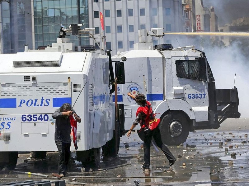 Erneut geht die türkische Polizei gegen Demonstranten vor. In Istanbul stürmten die Einsatzkräfte die Barrikaden auf dem Taksim-Platz.