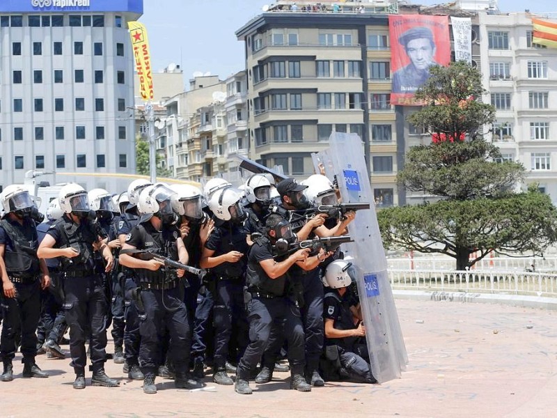 Erneut geht die türkische Polizei gegen Demonstranten vor. In Istanbul stürmten die Einsatzkräfte die Barrikaden auf dem Taksim-Platz.