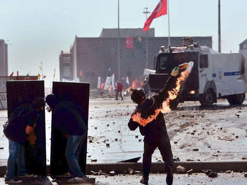 Erneut geht die türkische Polizei gegen Demonstranten vor. In Istanbul stürmten die Einsatzkräfte die Barrikaden auf dem Taksim-Platz.