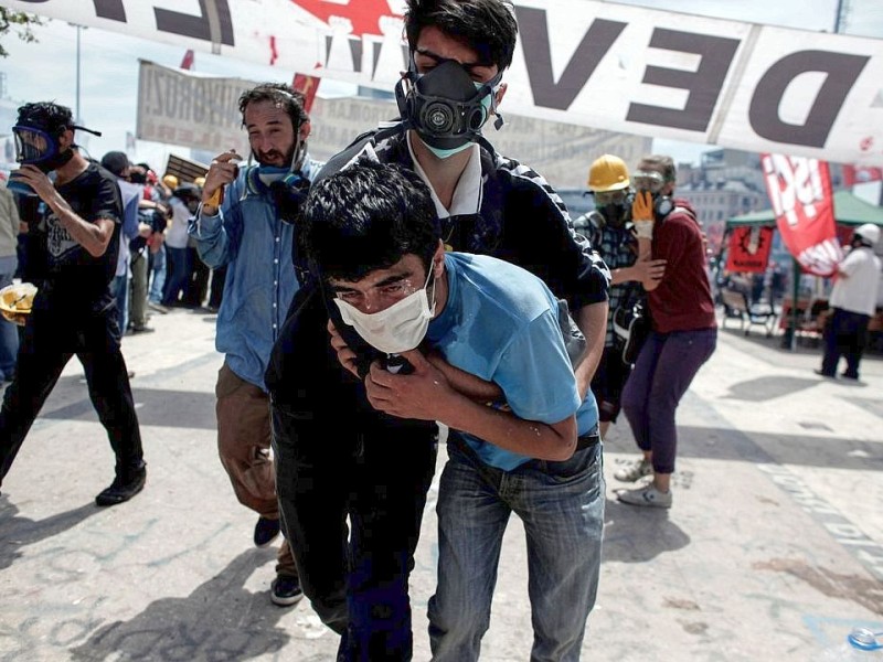 Erneut geht die türkische Polizei gegen Demonstranten vor. In Istanbul stürmten die Einsatzkräfte die Barrikaden auf dem Taksim-Platz.