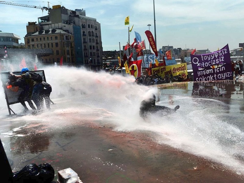 Erneut geht die türkische Polizei gegen Demonstranten vor. In Istanbul stürmten die Einsatzkräfte die Barrikaden auf dem Taksim-Platz.