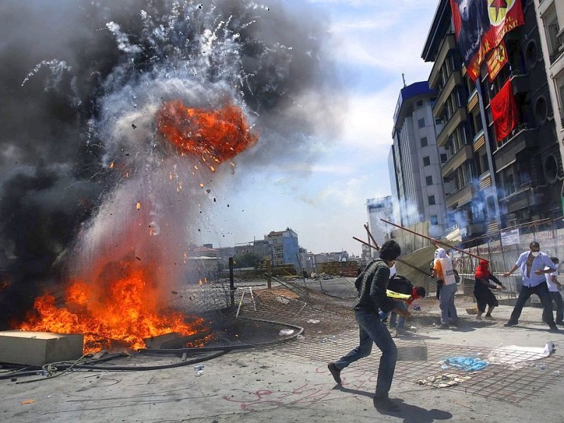 Erneut geht die türkische Polizei gegen Demonstranten vor. In Istanbul stürmten die Einsatzkräfte die Barrikaden auf dem Taksim-Platz.