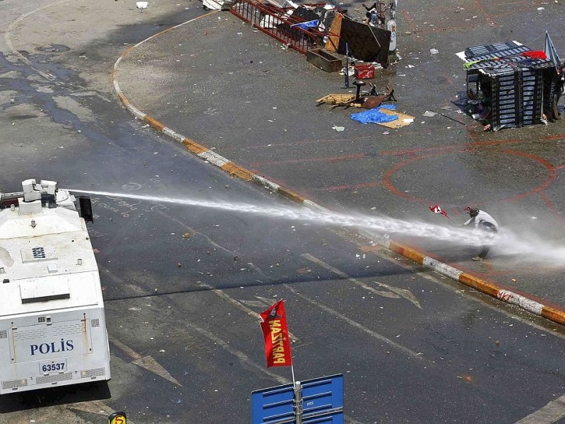 Erneut geht die türkische Polizei gegen Demonstranten vor. In Istanbul stürmten die Einsatzkräfte die Barrikaden auf dem Taksim-Platz.