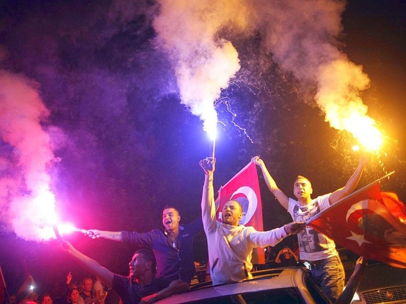 Erneut geht die türkische Polizei gegen Demonstranten vor. In Istanbul stürmten die Einsatzkräfte die Barrikaden auf dem Taksim-Platz.