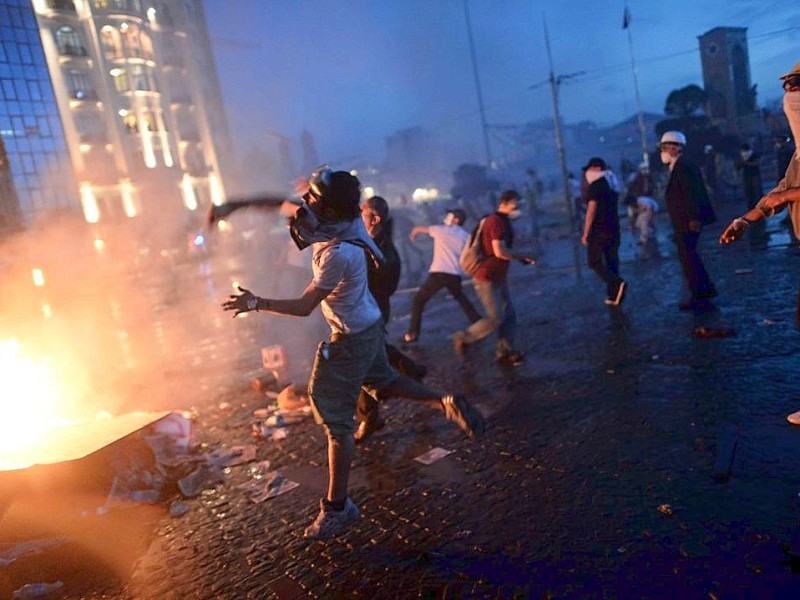 Erneut geht die türkische Polizei gegen Demonstranten vor. In Istanbul stürmten die Einsatzkräfte die Barrikaden auf dem Taksim-Platz.