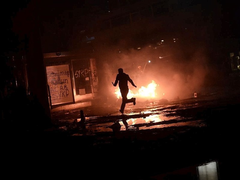 Erneut geht die türkische Polizei gegen Demonstranten vor. In Istanbul stürmten die Einsatzkräfte die Barrikaden auf dem Taksim-Platz.