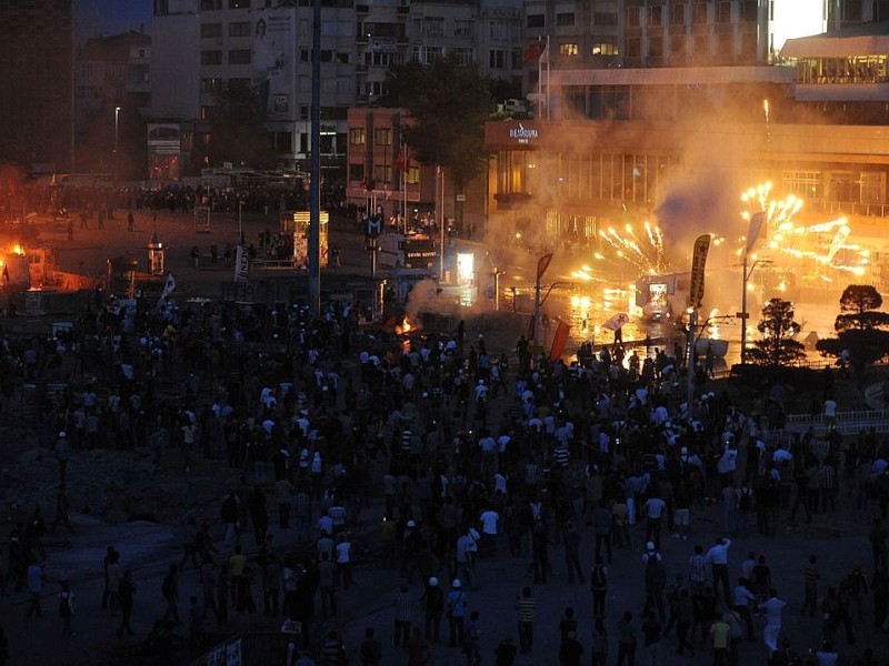 Erneut geht die türkische Polizei gegen Demonstranten vor. In Istanbul stürmten die Einsatzkräfte die Barrikaden auf dem Taksim-Platz.