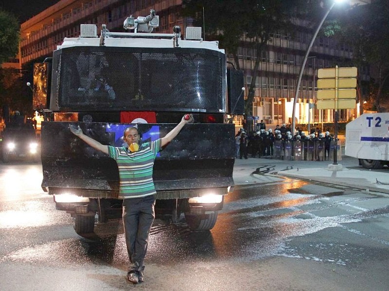 Erneut geht die türkische Polizei gegen Demonstranten vor. In Istanbul stürmten die Einsatzkräfte die Barrikaden auf dem Taksim-Platz.