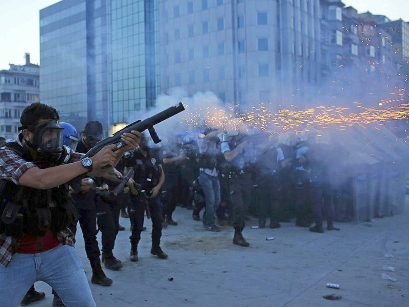 Erneut geht die türkische Polizei gegen Demonstranten vor. In Istanbul stürmten die Einsatzkräfte die Barrikaden auf dem Taksim-Platz.